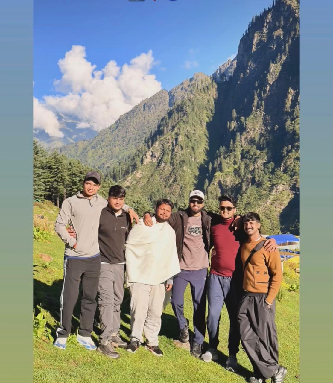 Chale Phir Se group photo in the green mountain meadows of Shangarh